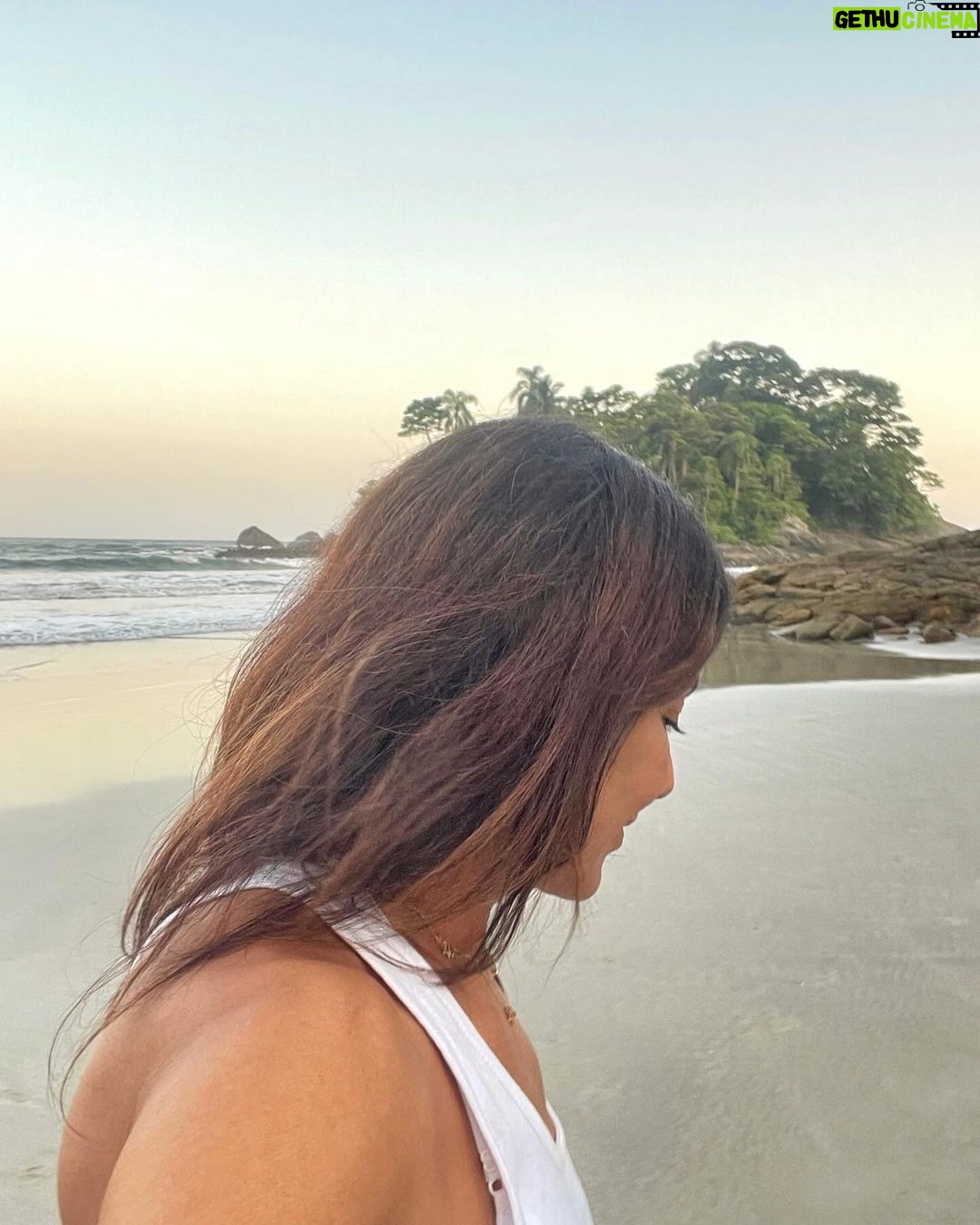 Dira Paes Instagram - Desacelerar, contemplar, deixar o pé mergulhado na água, sentir o vento e o tempo passar. Na melhor companhia. ❤️