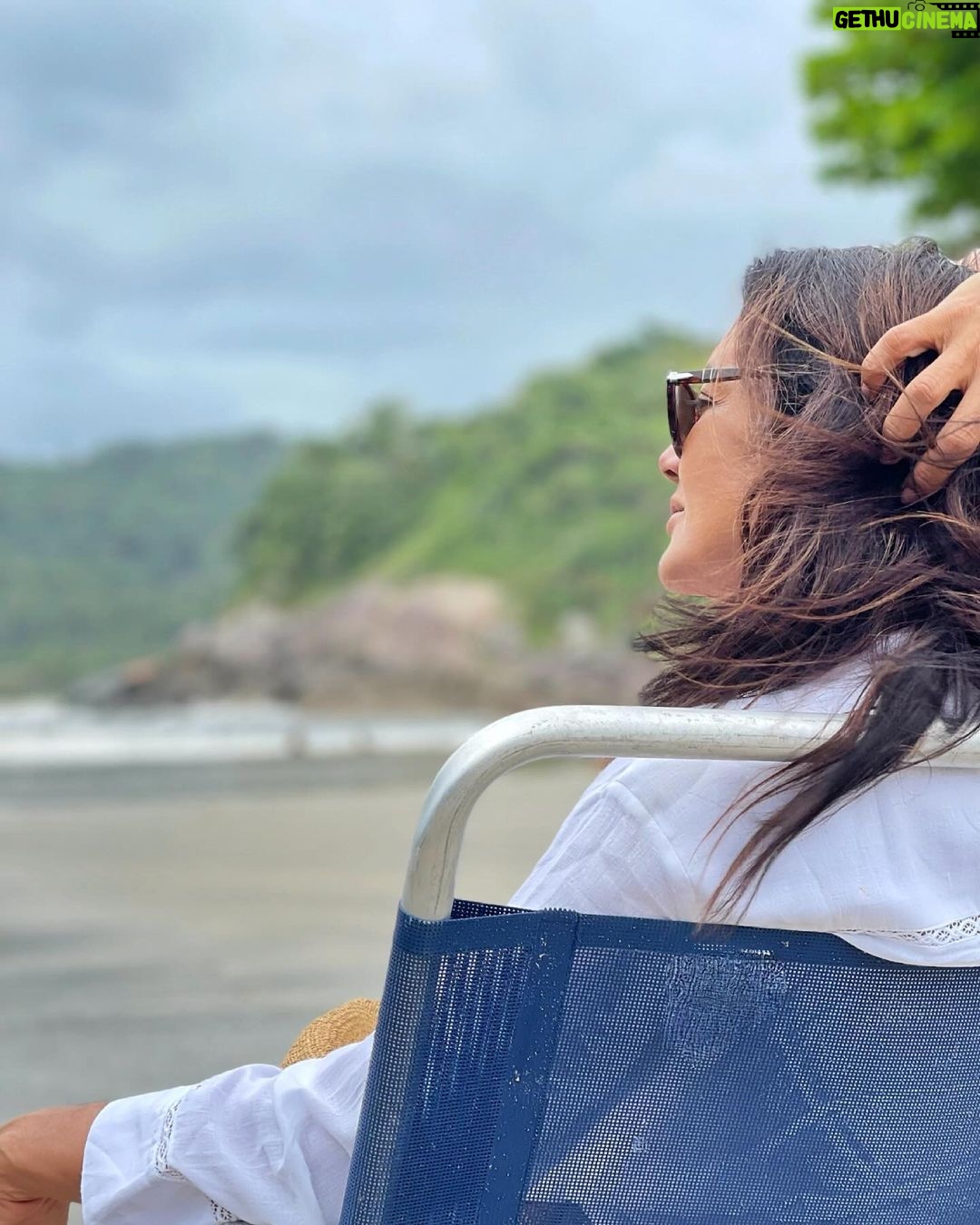 Dira Paes Instagram - Desacelerar, contemplar, deixar o pé mergulhado na água, sentir o vento e o tempo passar. Na melhor companhia. ❤️