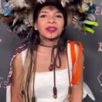 Dira Paes Instagram - Que emoção! "O Território", documentário que conta a história do Povo Uru Eu Wau, filmado em Rondônia, venceu o Emmy Awards 2023 em Los Angeles na categoria "Mérito Excepcional em Documentário". É uma vitória do Brasil, mas principalmente da representatividade dos povos originários, da luta, do ativismo, da urgência de expor ao mundo o que acontece em nosso país. Parabéns a todos os envolvidos. Viva!!!