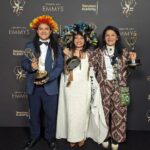 Dira Paes Instagram - Que emoção! "O Território", documentário que conta a história do Povo Uru Eu Wau, filmado em Rondônia, venceu o Emmy Awards 2023 em Los Angeles na categoria "Mérito Excepcional em Documentário". É uma vitória do Brasil, mas principalmente da representatividade dos povos originários, da luta, do ativismo, da urgência de expor ao mundo o que acontece em nosso país. Parabéns a todos os envolvidos. Viva!!!