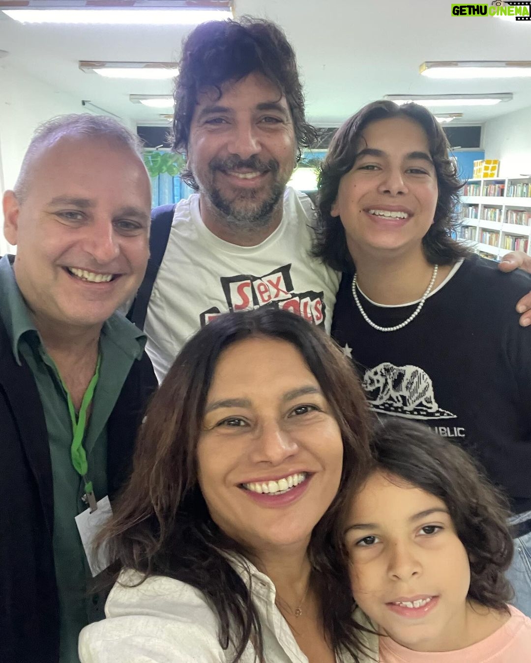Dira Paes Instagram - Nossos programas preferidos envolvem arte, educação e família. Tão bom estar junto, participando da vida escolar dos meus filhos e percebendo os homens incríveis que estão se tornando, com informação e inclusão. ❤️
