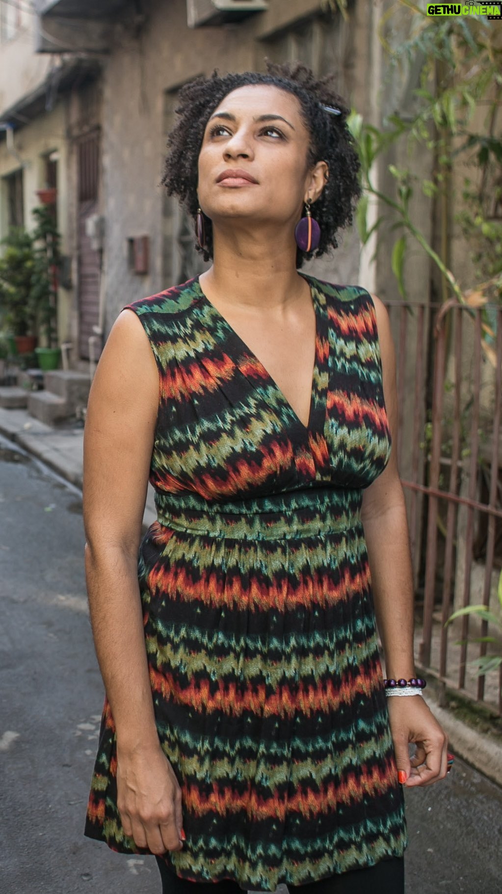 Dira Paes - 44.6K Likes - Há seis anos o Brasil esperava pela resposta de quem mandou matar Marielle e Anderson. Hoje temos a esperança que a justiça seja feita e que isso seja um basta à impunidade. Direciono todo meu carinho nesse momento à família e amigos de Marielle e Anderson, que sofreram e sofrem essa perda tão cruel há 2.202 dias.