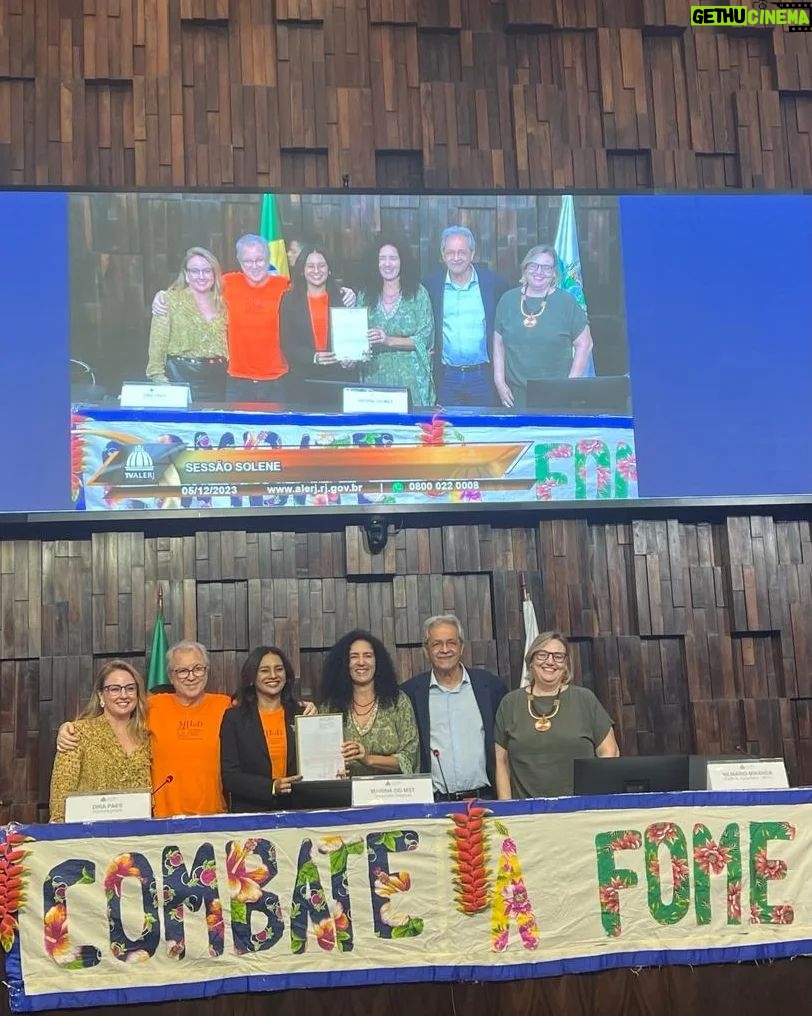 Dira Paes Instagram - Foi lindo e emocionante o evento de celebração pelos 20 anos de atuação do MHud. Um dia inteiro de contato, vivências e proximidade com algumas das pessoas mais nobres na atuação pelos direitos humanos. Estiveram conosco, o assessor especial do Governo Federal e 1° Ministro dos Direitos Humanos Nilmário Miranda; nosso mestre Leonardo Boff e sua esposa e grande ativista Marcia Miranda; Dom José Azcona, bispo do Marajó; Irmã Marie Henriqueta, ambos combatentes incansáveis contra a exploração sexual de jovens e crianças na Ilha de Marajó; Dona Marinete Franco, Deputada Marina Santos, do MST que nos premiou; Dona Maria Joelma, uma mulher de coragem e de liderança de Rondon do Pará, Dona Marinete Franco, Grupo Palco da Vida e tantos outros nomes que estão na linha de frente contra a violação dos direitos humanos no Brasil. Celebrar os 20 anos do @movimentohumanospordireitos é celebrar também tantas outras vidas que foram beneficiadas pelos direitos da natureza e dos homens. Que um dia a gente não precise gritar tanto para sermos ouvidos, mas até lá, seguimos juntas e juntos na atuação pela dignidade humana. Obrigada a todos os nossos integrantes e amigos do MHuD.