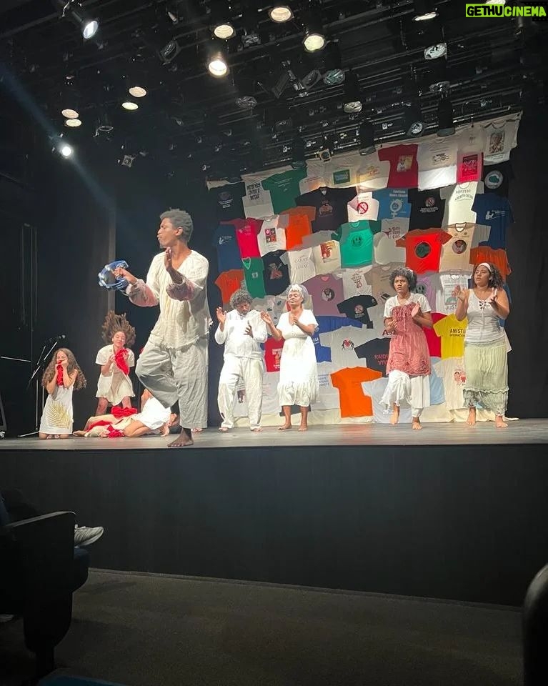 Dira Paes Instagram - Foi lindo e emocionante o evento de celebração pelos 20 anos de atuação do MHud. Um dia inteiro de contato, vivências e proximidade com algumas das pessoas mais nobres na atuação pelos direitos humanos. Estiveram conosco, o assessor especial do Governo Federal e 1° Ministro dos Direitos Humanos Nilmário Miranda; nosso mestre Leonardo Boff e sua esposa e grande ativista Marcia Miranda; Dom José Azcona, bispo do Marajó; Irmã Marie Henriqueta, ambos combatentes incansáveis contra a exploração sexual de jovens e crianças na Ilha de Marajó; Dona Marinete Franco, Deputada Marina Santos, do MST que nos premiou; Dona Maria Joelma, uma mulher de coragem e de liderança de Rondon do Pará, Dona Marinete Franco, Grupo Palco da Vida e tantos outros nomes que estão na linha de frente contra a violação dos direitos humanos no Brasil. Celebrar os 20 anos do @movimentohumanospordireitos é celebrar também tantas outras vidas que foram beneficiadas pelos direitos da natureza e dos homens. Que um dia a gente não precise gritar tanto para sermos ouvidos, mas até lá, seguimos juntas e juntos na atuação pela dignidade humana. Obrigada a todos os nossos integrantes e amigos do MHuD.