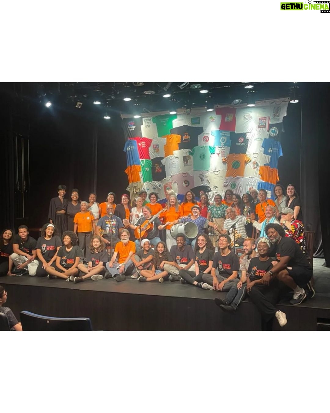 Dira Paes Instagram - Foi lindo e emocionante o evento de celebração pelos 20 anos de atuação do MHud. Um dia inteiro de contato, vivências e proximidade com algumas das pessoas mais nobres na atuação pelos direitos humanos. Estiveram conosco, o assessor especial do Governo Federal e 1° Ministro dos Direitos Humanos Nilmário Miranda; nosso mestre Leonardo Boff e sua esposa e grande ativista Marcia Miranda; Dom José Azcona, bispo do Marajó; Irmã Marie Henriqueta, ambos combatentes incansáveis contra a exploração sexual de jovens e crianças na Ilha de Marajó; Dona Marinete Franco, Deputada Marina Santos, do MST que nos premiou; Dona Maria Joelma, uma mulher de coragem e de liderança de Rondon do Pará, Dona Marinete Franco, Grupo Palco da Vida e tantos outros nomes que estão na linha de frente contra a violação dos direitos humanos no Brasil. Celebrar os 20 anos do @movimentohumanospordireitos é celebrar também tantas outras vidas que foram beneficiadas pelos direitos da natureza e dos homens. Que um dia a gente não precise gritar tanto para sermos ouvidos, mas até lá, seguimos juntas e juntos na atuação pela dignidade humana. Obrigada a todos os nossos integrantes e amigos do MHuD.