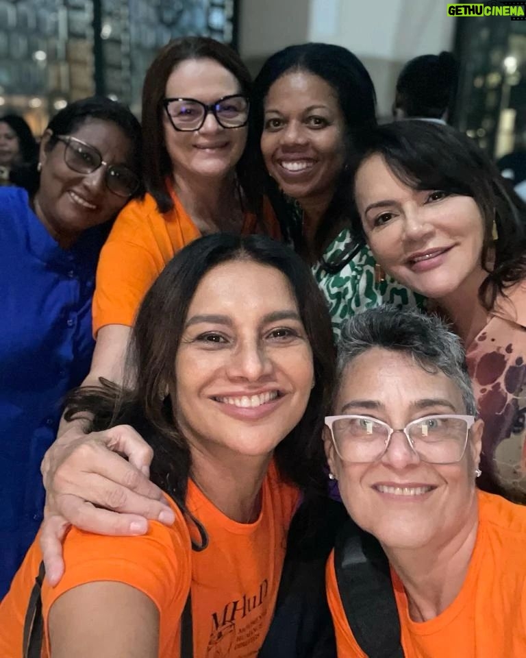 Dira Paes Instagram - Foi lindo e emocionante o evento de celebração pelos 20 anos de atuação do MHud. Um dia inteiro de contato, vivências e proximidade com algumas das pessoas mais nobres na atuação pelos direitos humanos. Estiveram conosco, o assessor especial do Governo Federal e 1° Ministro dos Direitos Humanos Nilmário Miranda; nosso mestre Leonardo Boff e sua esposa e grande ativista Marcia Miranda; Dom José Azcona, bispo do Marajó; Irmã Marie Henriqueta, ambos combatentes incansáveis contra a exploração sexual de jovens e crianças na Ilha de Marajó; Dona Marinete Franco, Deputada Marina Santos, do MST que nos premiou; Dona Maria Joelma, uma mulher de coragem e de liderança de Rondon do Pará, Dona Marinete Franco, Grupo Palco da Vida e tantos outros nomes que estão na linha de frente contra a violação dos direitos humanos no Brasil. Celebrar os 20 anos do @movimentohumanospordireitos é celebrar também tantas outras vidas que foram beneficiadas pelos direitos da natureza e dos homens. Que um dia a gente não precise gritar tanto para sermos ouvidos, mas até lá, seguimos juntas e juntos na atuação pela dignidade humana. Obrigada a todos os nossos integrantes e amigos do MHuD.