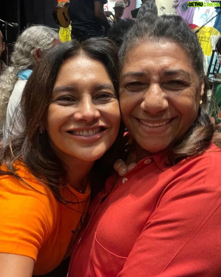 Dira Paes Instagram - Foi lindo e emocionante o evento de celebração pelos 20 anos de atuação do MHud. Um dia inteiro de contato, vivências e proximidade com algumas das pessoas mais nobres na atuação pelos direitos humanos. Estiveram conosco, o assessor especial do Governo Federal e 1° Ministro dos Direitos Humanos Nilmário Miranda; nosso mestre Leonardo Boff e sua esposa e grande ativista Marcia Miranda; Dom José Azcona, bispo do Marajó; Irmã Marie Henriqueta, ambos combatentes incansáveis contra a exploração sexual de jovens e crianças na Ilha de Marajó; Dona Marinete Franco, Deputada Marina Santos, do MST que nos premiou; Dona Maria Joelma, uma mulher de coragem e de liderança de Rondon do Pará, Dona Marinete Franco, Grupo Palco da Vida e tantos outros nomes que estão na linha de frente contra a violação dos direitos humanos no Brasil. Celebrar os 20 anos do @movimentohumanospordireitos é celebrar também tantas outras vidas que foram beneficiadas pelos direitos da natureza e dos homens. Que um dia a gente não precise gritar tanto para sermos ouvidos, mas até lá, seguimos juntas e juntos na atuação pela dignidade humana. Obrigada a todos os nossos integrantes e amigos do MHuD.