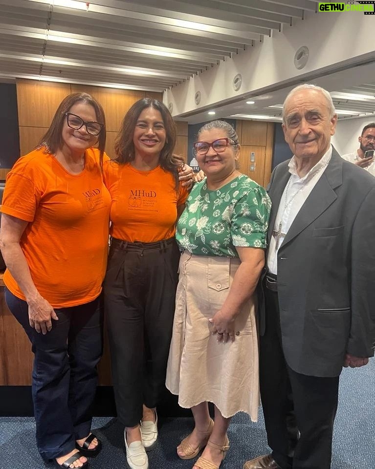 Dira Paes Instagram - Foi lindo e emocionante o evento de celebração pelos 20 anos de atuação do MHud. Um dia inteiro de contato, vivências e proximidade com algumas das pessoas mais nobres na atuação pelos direitos humanos. Estiveram conosco, o assessor especial do Governo Federal e 1° Ministro dos Direitos Humanos Nilmário Miranda; nosso mestre Leonardo Boff e sua esposa e grande ativista Marcia Miranda; Dom José Azcona, bispo do Marajó; Irmã Marie Henriqueta, ambos combatentes incansáveis contra a exploração sexual de jovens e crianças na Ilha de Marajó; Dona Marinete Franco, Deputada Marina Santos, do MST que nos premiou; Dona Maria Joelma, uma mulher de coragem e de liderança de Rondon do Pará, Dona Marinete Franco, Grupo Palco da Vida e tantos outros nomes que estão na linha de frente contra a violação dos direitos humanos no Brasil. Celebrar os 20 anos do @movimentohumanospordireitos é celebrar também tantas outras vidas que foram beneficiadas pelos direitos da natureza e dos homens. Que um dia a gente não precise gritar tanto para sermos ouvidos, mas até lá, seguimos juntas e juntos na atuação pela dignidade humana. Obrigada a todos os nossos integrantes e amigos do MHuD.