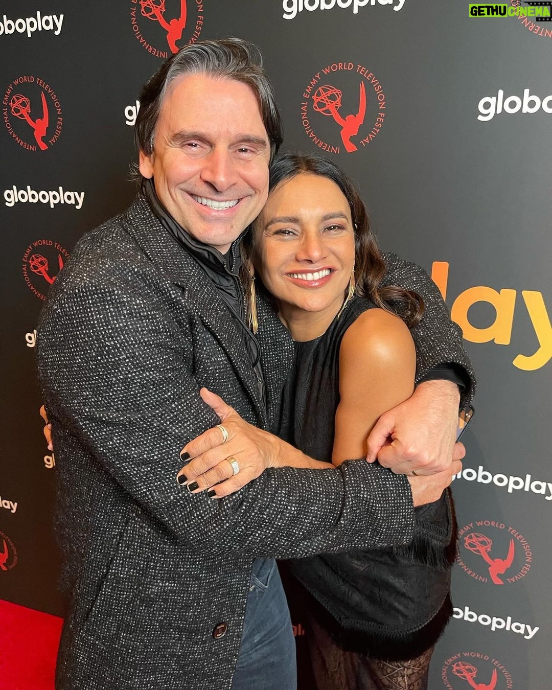 Dira Paes Instagram - Celebração no coquetel oferecido pelo @globoplay no @iemmys. Uma noite pra comemorar o audiovisual mundial e com muita felicidade, mais um ano de vida do @villamarimluiz e @tocaprado, parabéns queridos!!! ♥️🎈