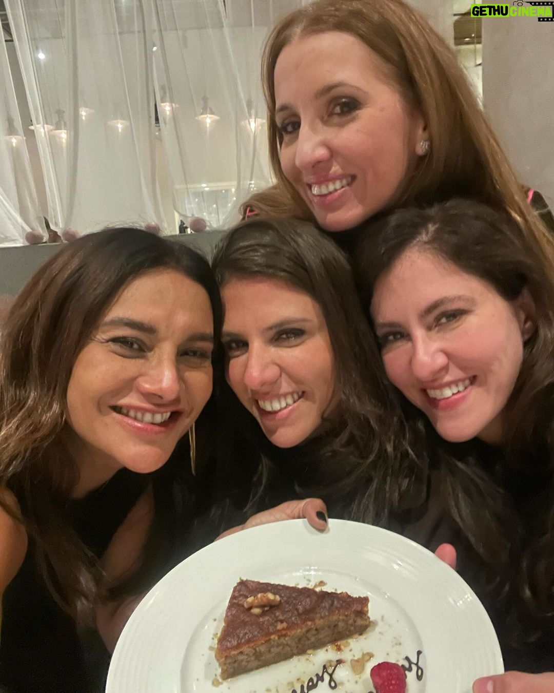 Dira Paes Instagram - Celebração no coquetel oferecido pelo @globoplay no @iemmys. Uma noite pra comemorar o audiovisual mundial e com muita felicidade, mais um ano de vida do @villamarimluiz e @tocaprado, parabéns queridos!!! ♥️🎈
