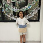 Dira Paes Instagram - O que mais me impressionou na Feira Literária do Martin, foi essa criatividade com a tecnologia mecânica, da vida, do manual, da sabedoria da oralidade. Ver a criatividade das crianças representadas nos trabalhos da escola, nos remete a um aprendizado humanista. Foi muito lindo de ver como esses pequenos ainda estão conectados com o que existe de mais humano na gente, no uso dos reciclados, que é algo que precisa realmente fazer parte do dia a dia. Ressignificar materiais do nosso cotidiano. Parabéns para a escola, para o Martin e todos os seus coleguinhas.