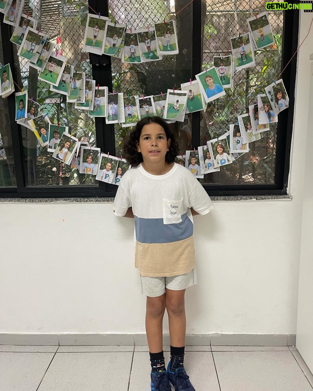 Dira Paes Instagram - O que mais me impressionou na Feira Literária do Martin, foi essa criatividade com a tecnologia mecânica, da vida, do manual, da sabedoria da oralidade. Ver a criatividade das crianças representadas nos trabalhos da escola, nos remete a um aprendizado humanista. Foi muito lindo de ver como esses pequenos ainda estão conectados com o que existe de mais humano na gente, no uso dos reciclados, que é algo que precisa realmente fazer parte do dia a dia. Ressignificar materiais do nosso cotidiano. Parabéns para a escola, para o Martin e todos os seus coleguinhas.