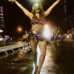 Dira Paes Instagram - Eu sou o Carnaval em cada esquina... Carnaval é o povo, é a rua, é a avenida, é o brilho, o batuque, a família, os amigos, os desconhecidos, é o abacaxi sacando dinheiro, é a sereia retocando a maquiagem, é o ambulante passando com o pesado, é escola evoluindo, é a bateria tocando, são as musas sambando, é a velha guarda, são as novas gerações, é dormir cansada e acordar pra mais. Viva a maior festa popular do mundo! ❤️