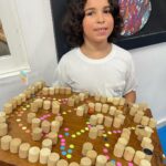 Dira Paes Instagram - O que mais me impressionou na Feira Literária do Martin, foi essa criatividade com a tecnologia mecânica, da vida, do manual, da sabedoria da oralidade. Ver a criatividade das crianças representadas nos trabalhos da escola, nos remete a um aprendizado humanista. Foi muito lindo de ver como esses pequenos ainda estão conectados com o que existe de mais humano na gente, no uso dos reciclados, que é algo que precisa realmente fazer parte do dia a dia. Ressignificar materiais do nosso cotidiano. Parabéns para a escola, para o Martin e todos os seus coleguinhas.
