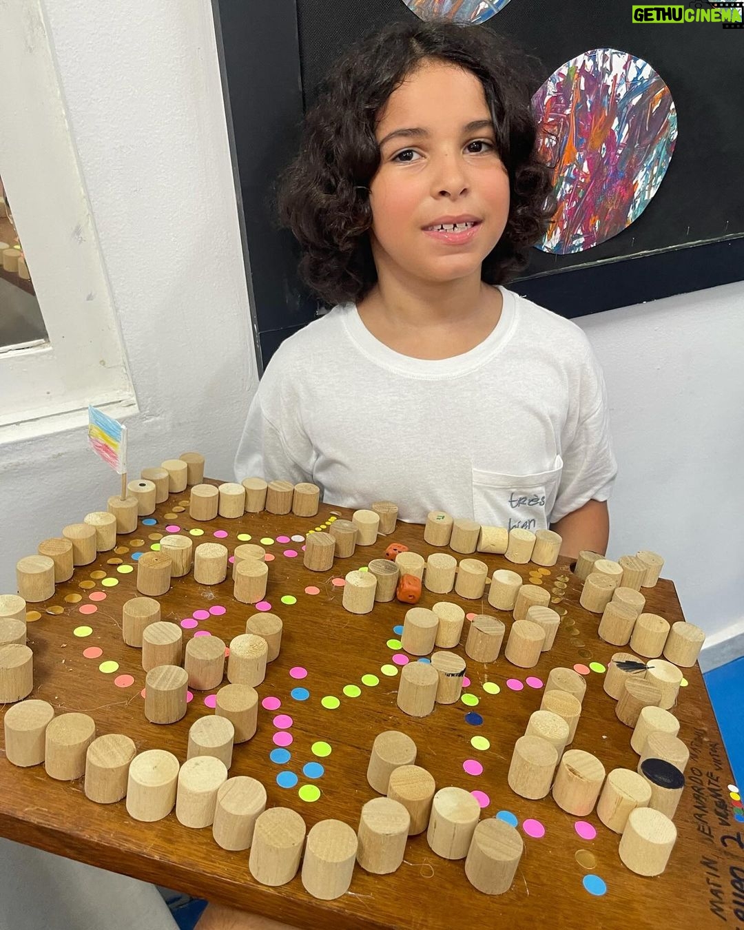 Dira Paes Instagram - O que mais me impressionou na Feira Literária do Martin, foi essa criatividade com a tecnologia mecânica, da vida, do manual, da sabedoria da oralidade. Ver a criatividade das crianças representadas nos trabalhos da escola, nos remete a um aprendizado humanista. Foi muito lindo de ver como esses pequenos ainda estão conectados com o que existe de mais humano na gente, no uso dos reciclados, que é algo que precisa realmente fazer parte do dia a dia. Ressignificar materiais do nosso cotidiano. Parabéns para a escola, para o Martin e todos os seus coleguinhas.