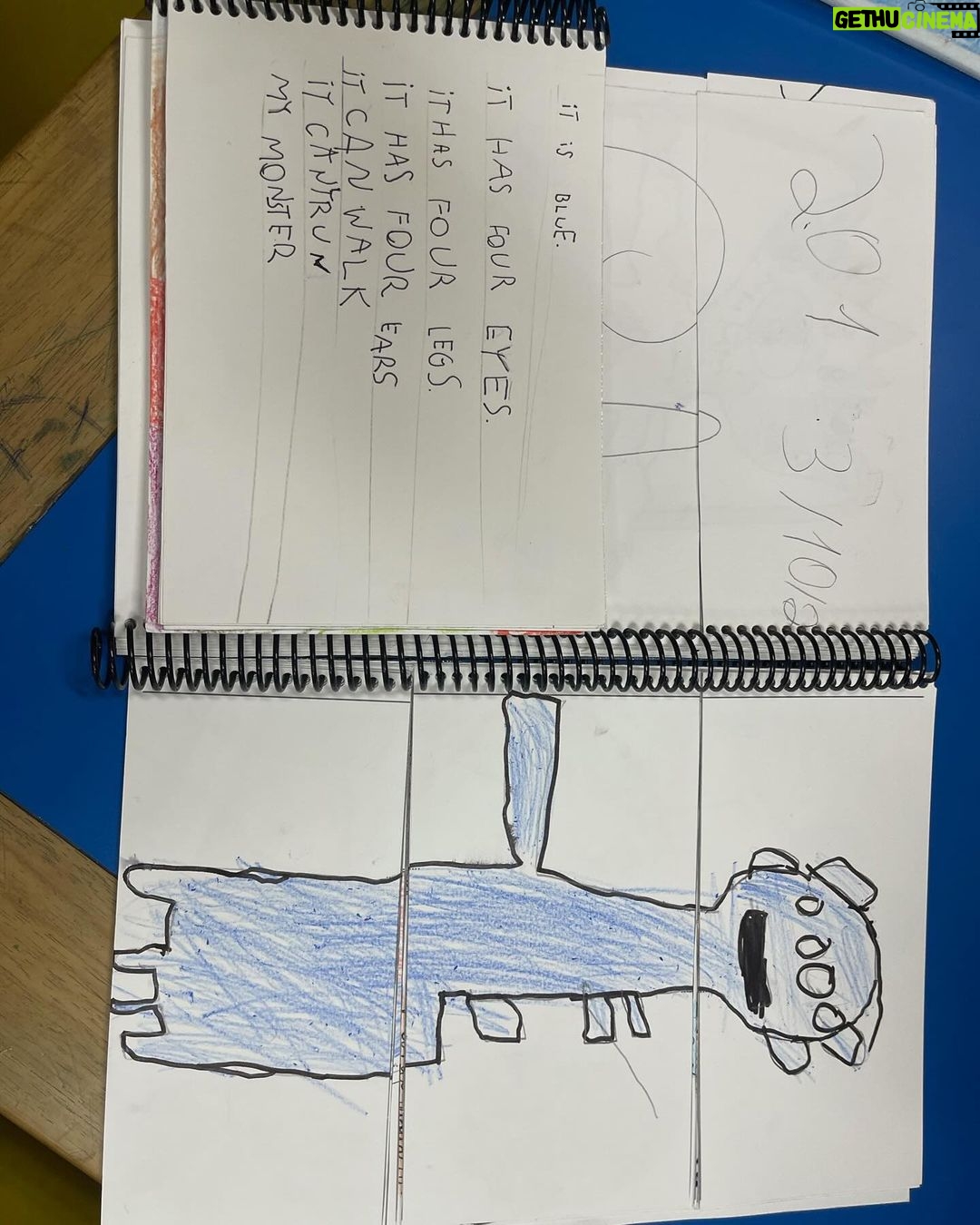 Dira Paes Instagram - O que mais me impressionou na Feira Literária do Martin, foi essa criatividade com a tecnologia mecânica, da vida, do manual, da sabedoria da oralidade. Ver a criatividade das crianças representadas nos trabalhos da escola, nos remete a um aprendizado humanista. Foi muito lindo de ver como esses pequenos ainda estão conectados com o que existe de mais humano na gente, no uso dos reciclados, que é algo que precisa realmente fazer parte do dia a dia. Ressignificar materiais do nosso cotidiano. Parabéns para a escola, para o Martin e todos os seus coleguinhas.
