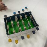Dira Paes Instagram - O que mais me impressionou na Feira Literária do Martin, foi essa criatividade com a tecnologia mecânica, da vida, do manual, da sabedoria da oralidade. Ver a criatividade das crianças representadas nos trabalhos da escola, nos remete a um aprendizado humanista. Foi muito lindo de ver como esses pequenos ainda estão conectados com o que existe de mais humano na gente, no uso dos reciclados, que é algo que precisa realmente fazer parte do dia a dia. Ressignificar materiais do nosso cotidiano. Parabéns para a escola, para o Martin e todos os seus coleguinhas.