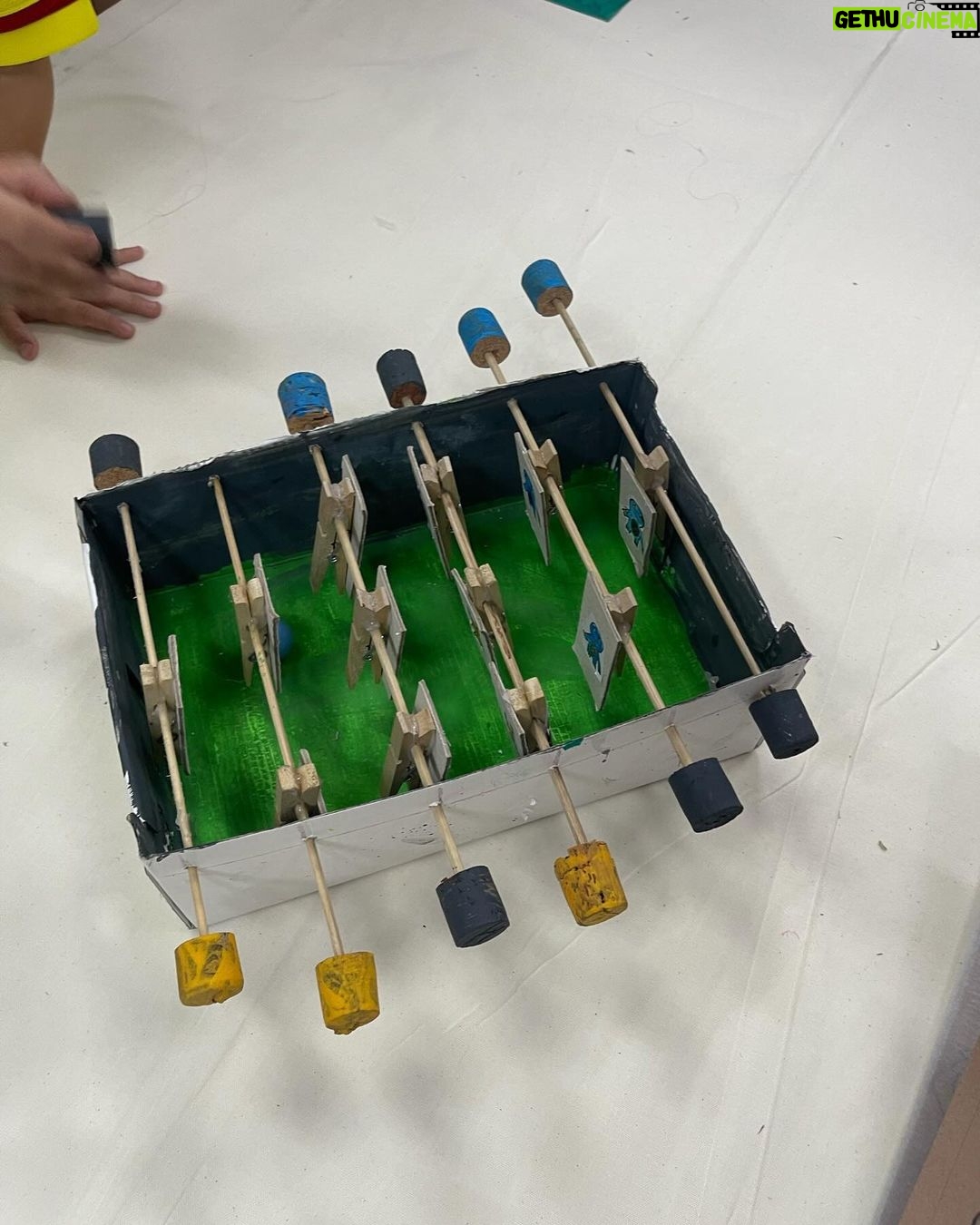 Dira Paes Instagram - O que mais me impressionou na Feira Literária do Martin, foi essa criatividade com a tecnologia mecânica, da vida, do manual, da sabedoria da oralidade. Ver a criatividade das crianças representadas nos trabalhos da escola, nos remete a um aprendizado humanista. Foi muito lindo de ver como esses pequenos ainda estão conectados com o que existe de mais humano na gente, no uso dos reciclados, que é algo que precisa realmente fazer parte do dia a dia. Ressignificar materiais do nosso cotidiano. Parabéns para a escola, para o Martin e todos os seus coleguinhas.