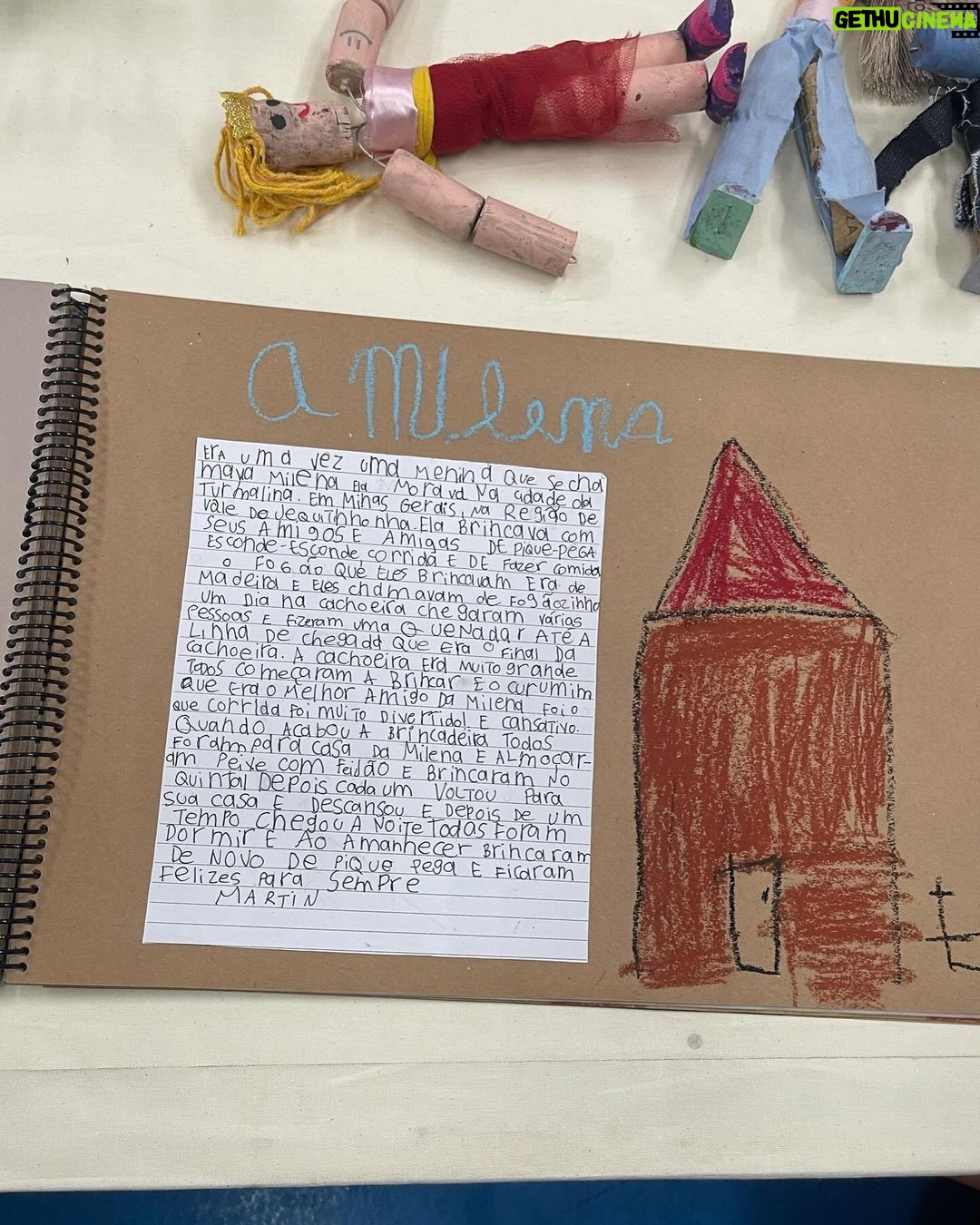 Dira Paes Instagram - O que mais me impressionou na Feira Literária do Martin, foi essa criatividade com a tecnologia mecânica, da vida, do manual, da sabedoria da oralidade. Ver a criatividade das crianças representadas nos trabalhos da escola, nos remete a um aprendizado humanista. Foi muito lindo de ver como esses pequenos ainda estão conectados com o que existe de mais humano na gente, no uso dos reciclados, que é algo que precisa realmente fazer parte do dia a dia. Ressignificar materiais do nosso cotidiano. Parabéns para a escola, para o Martin e todos os seus coleguinhas.