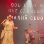Dira Paes Instagram - Foi um fim de semana de shows inesquecíveis. Além do Transa do Caetano, fantástico, fui a esse show da @adrianacalcanhotto, que emocionou pela sua plenitude, como também a sua conjunção com os músicos, as projeções no telão @eml.rangel , a atitude da Adriana em relação a sua música. E que especial foi esse encontro com a @therezaeugenia, que é uma das maiores fotógrafas da música brasileira, que fez capas de diversos discos clássicos, amiga íntima de nossos ídolos. Que sorte a minha poder beber dessa arte toda. Rio de Janeiro, Rio de Janeiro