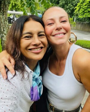 Dira Paes Instagram - Nossos encontros fortuitos e cheios de carinho. Estou curiosa para ver essa onça na avenida, já sei que vai ser de tirar o fôlego, alguém duvida?! 🐆💚🎊
@paollaoliveirareal
