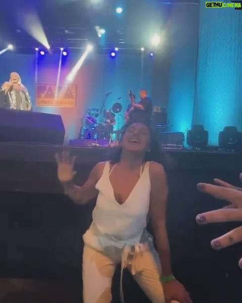 Dira Paes Instagram - Fim de semana de muita arte e amor. Show imperdível da amada @fafadbelem que está em turnê com “A Filha do Brasil”, e a peça irretocável da mana @silviabuarque e @guida_vianna, “A Menina Escorrendo dos Olhos da Mãe”, que está lotando no @teatropoeira. Que sorte a nossa poder celebrar e aplaudir artistas tão especiais que contribuem tanto com seus talentos para entendermos melhor da vida e das nossas emoções, seja na música, seja no teatro. Bravos 👏🏽👏🏽👏🏽👏🏽