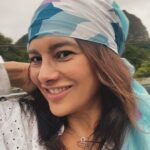 Dira Paes Instagram - 704 mil brasileiros irão descobrir um câncer até o final deste ano. Outras milhares de pessoas estão fazendo o tratamento. Mas também são inúmeras as que já estão curadas!  Hoje, 4 de fevereiro, Dia Mundial do Câncer, me junto à @abraleoficial na campanha #vádelenço, e uso esse lenço para homenagear os pacientes e alertar para os fatores de risco do câncer! Se amarre nessa causa também! Poste uma foto usando lenço, marque a #vádelenço e compartilhe quais mudanças saudáveis na rotina você fará em 2024!  #diamundialdocâncer #quimioebeleza