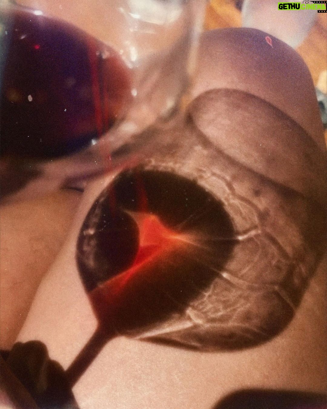 Dira Paes Instagram - Me conte algo que aconteceu essa semana que merece um brinde! A nós 🍷💜