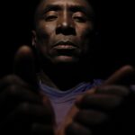 Dira Paes Instagram - Está em cartaz nos cinemas o filme “Servidão”, dirigido por Renato Barbieri, com quem tive o prazer de trabalhar em “Pureza”. O documentário é um olhar revelador sobre o trabalho análogo à escravidão no Brasil e conta com entrevistas de ativistas como Leonardo Sakamoto. É narrado por Negra Li e protagonizado por Marinaldo Soares Santos, ex-escravizado que foi libertado três vezes do trabalho forçado em fazendas do Pará. Uma joia imperdível do cinema nacional!