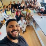 Dira Paes Instagram - Fico muito feliz em compartilhar com vocês que está acontecendo algo lindo por aqui. Quem acompanha @paulovieira.oficial, sabe das histórias hilárias que ele conta sobre seu pai, o Luisão, e o melhor amigo de toda vida, o Pablo. Agora tudo isso e muito mais vai sair das redes sociais e ganhar as telas em “Pablo e Luizão”, série que faço parte, ao lado dos incríveis @ailton_graca_oficial e @otaviomuller_ para o @globoplay / @tvglobo. Bom, é esperar pra ver, rever, sorrir e ficar com aquele quentinho na alma de bons causos desse Brasil, que merecem e precisam ser contados.