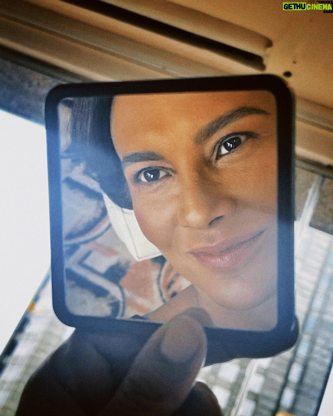 Dira Paes Instagram - Entre lá e cá, uma olhada carinhosa em mim 🪞
