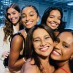 Dira Paes Instagram - Com as atrizes encantadoras de Renascer... Adoro observar, trocar, celebrar essas gerações! Mulheres jovens e cheias de talentos, sonhos, curiosidades. A arte agrega e renova. Sucesso meninas, eu me vejo em vcs ❤️