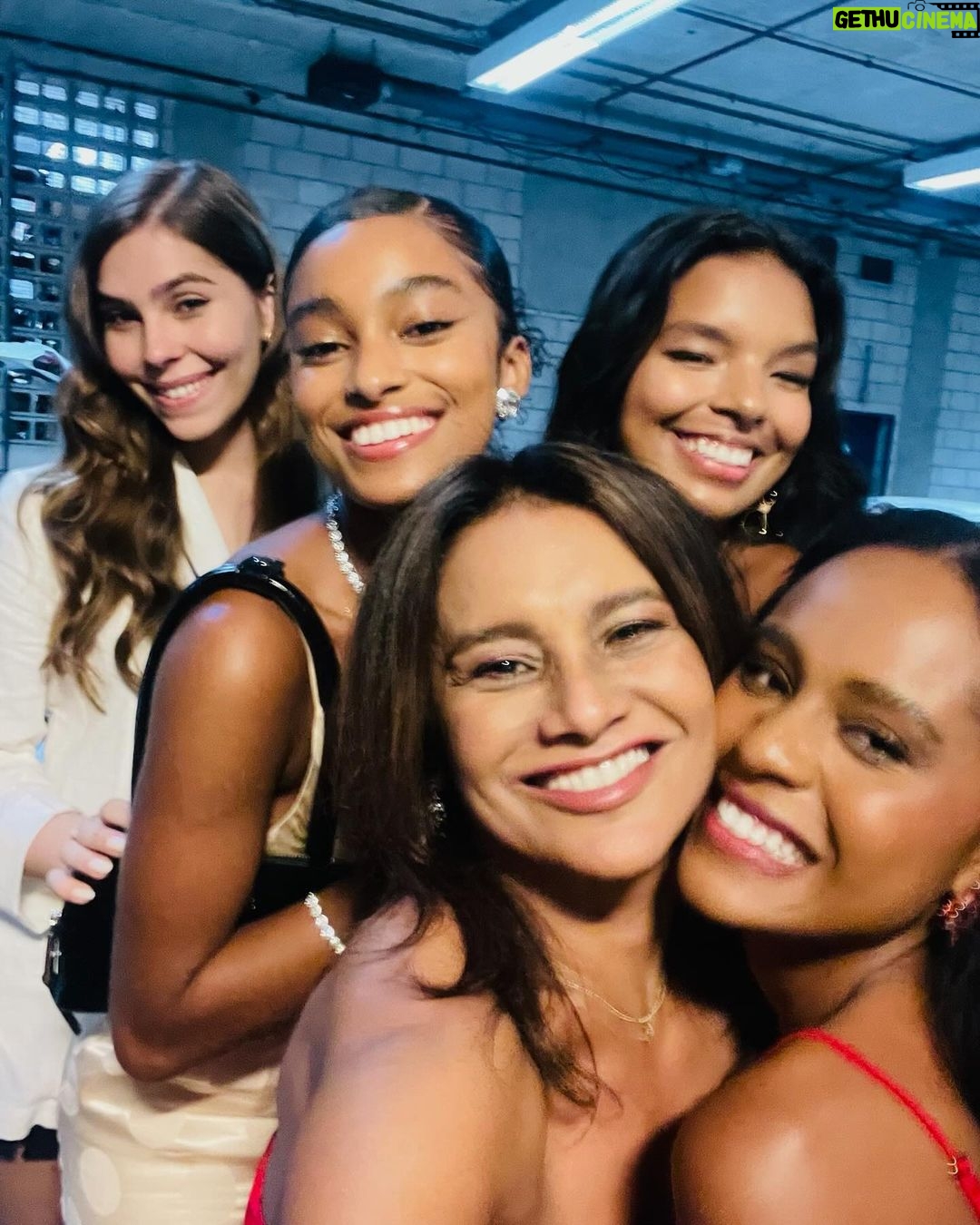 Dira Paes Instagram - Com as atrizes encantadoras de Renascer... Adoro observar, trocar, celebrar essas gerações! Mulheres jovens e cheias de talentos, sonhos, curiosidades. A arte agrega e renova. Sucesso meninas, eu me vejo em vcs ❤️