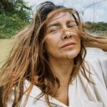 Dira Paes Instagram - Estive na Ilha do Combu um tempo atrás, filmando um longa metragem ainda inédito. O Pará tem uma infinidade de paisagens, comidas, tradições, belezas, mas também muitas questões sociais. É urgente que autoridades e população estejam alinhados e com as atenções voltadas para a Região Norte, tão fundamental não só para o Brasil, como para todo o planeta. O compromisso real vem de ouvir os amazônidas, entender as diferenças e infraestruturar para um crescimento sustentável. Só assim vamos amenizar os problemas, protegendo o meio ambiente e celebrar a potência da nossa diversidade.