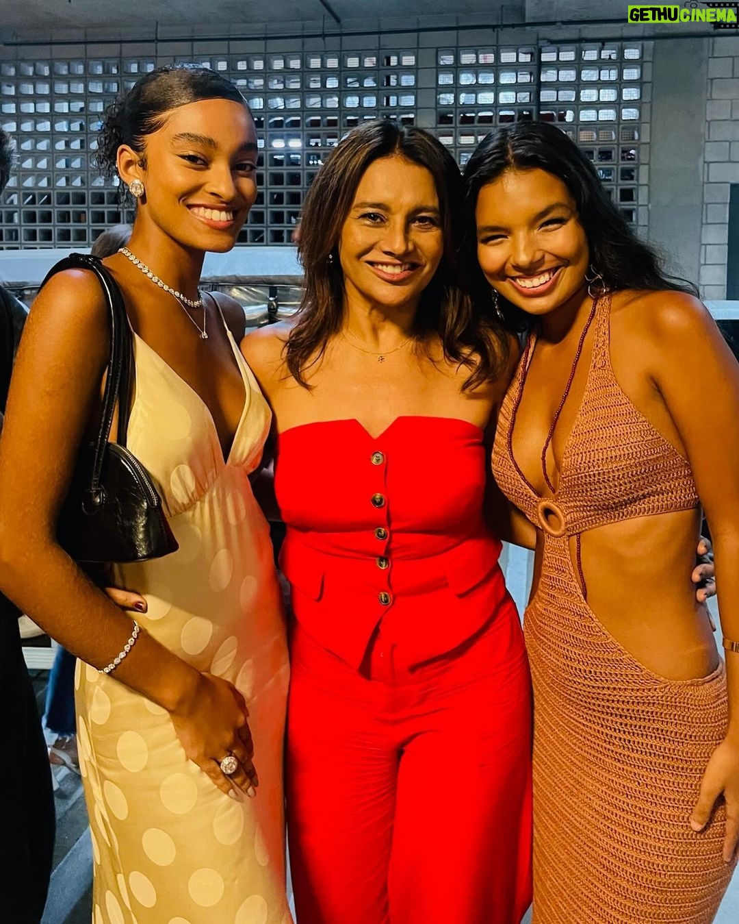 Dira Paes Instagram - Com as atrizes encantadoras de Renascer... Adoro observar, trocar, celebrar essas gerações! Mulheres jovens e cheias de talentos, sonhos, curiosidades. A arte agrega e renova. Sucesso meninas, eu me vejo em vcs ❤️