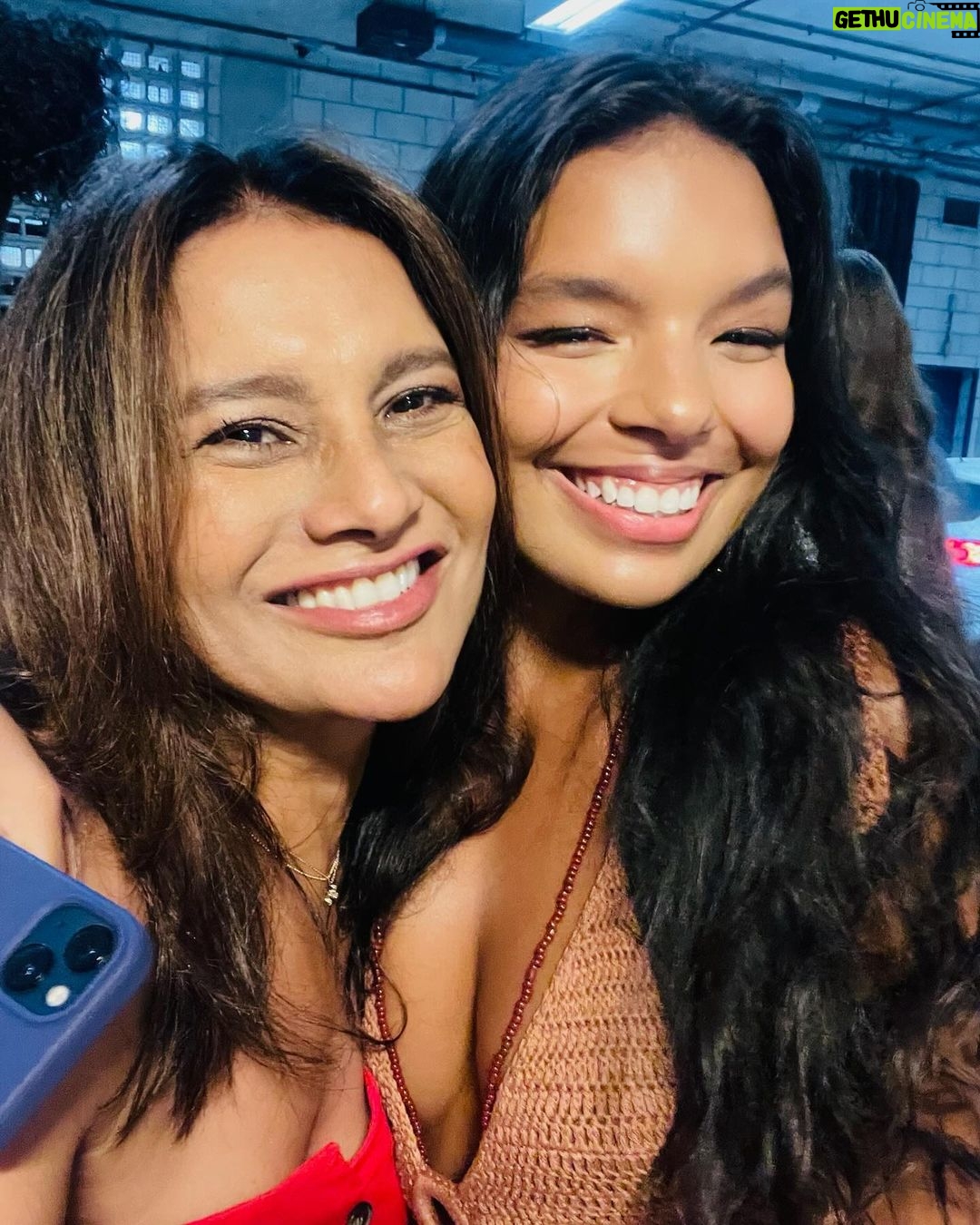 Dira Paes Instagram - Com as atrizes encantadoras de Renascer... Adoro observar, trocar, celebrar essas gerações! Mulheres jovens e cheias de talentos, sonhos, curiosidades. A arte agrega e renova. Sucesso meninas, eu me vejo em vcs ❤️