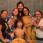 Dira Paes Instagram - Hoje é o seu primeiro aniversário sem o seu abraço, o seu sorriso e a sua sabedoria. Mas você mora em mim e isso não se apagará jamais. Fizemos um pacto e a lua é a nossa testemunha 🤎🌓 Vou te amar e te celebrar por toda a minha vida, Dona Florzinha, mãezinha querida!!!
