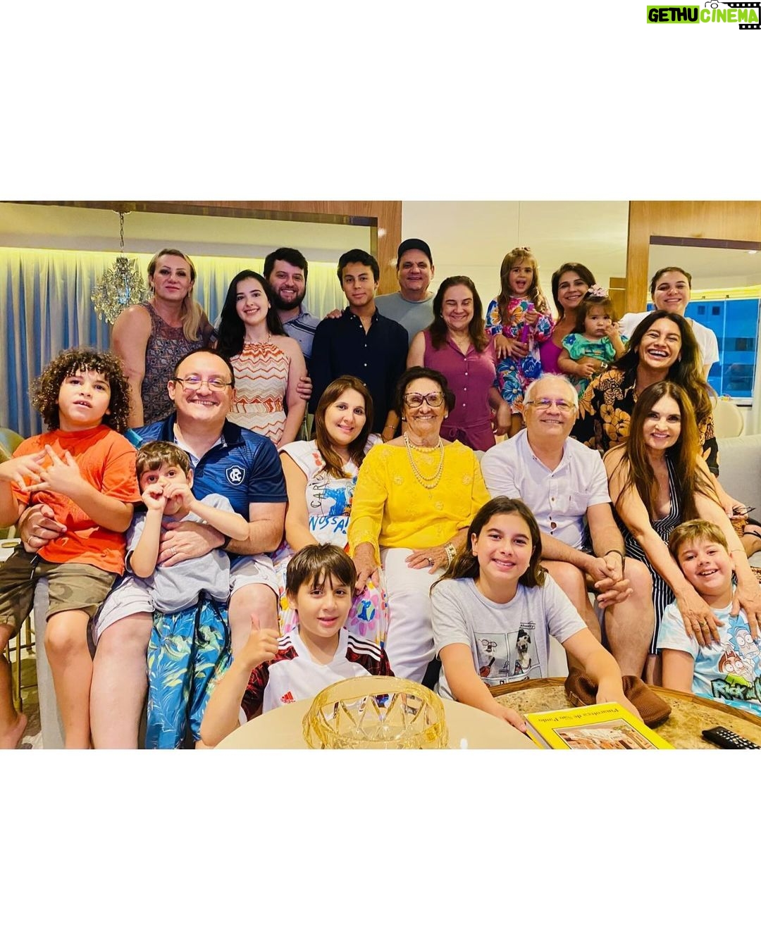 Dira Paes Instagram - Hoje é o seu primeiro aniversário sem o seu abraço, o seu sorriso e a sua sabedoria. Mas você mora em mim e isso não se apagará jamais. Fizemos um pacto e a lua é a nossa testemunha 🤎🌓 Vou te amar e te celebrar por toda a minha vida, Dona Florzinha, mãezinha querida!!!