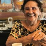 Dira Paes Instagram - Hoje é o seu primeiro aniversário sem o seu abraço, o seu sorriso e a sua sabedoria. Mas você mora em mim e isso não se apagará jamais. Fizemos um pacto e a lua é a nossa testemunha 🤎🌓 Vou te amar e te celebrar por toda a minha vida, Dona Florzinha, mãezinha querida!!!