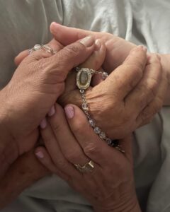 Dira Paes Instagram - Hoje é o seu primeiro aniversário sem o seu abraço, o seu sorriso e a sua sabedoria. Mas você mora em mim e isso não se apagará jamais. Fizemos um pacto e a lua é a nossa testemunha 🤎🌓 Vou te amar e te celebrar por toda a minha vida, Dona Florzinha, mãezinha querida!!!