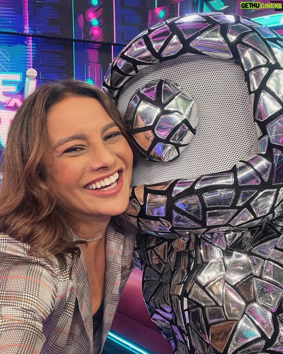 Dira Paes Instagram - Essa confusão toda é só um pouquinho do que vai rolar no #Caldeiroke no @caldeiraocommion de amanhã... Vamos nos divertir juntos nesse sábado?! 🫶🏾