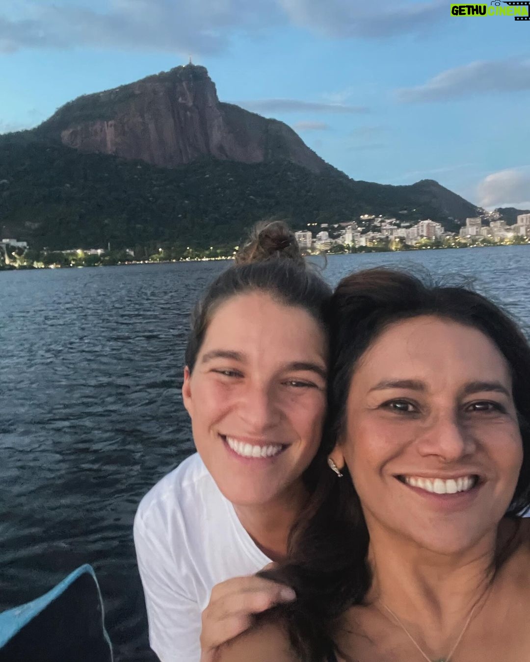 Dira Paes Instagram - Registros de um fim de semana cheio de amor, afeto, risadas e turistando em nossa cidade. Com direito a um final de tarde com um céu incrível, um portal de beleza fazendo uma homenagem a nossa vizinha Minas Gerais 😅 🫶🏾 🖤 Lagoa Rodrigo de Freitas