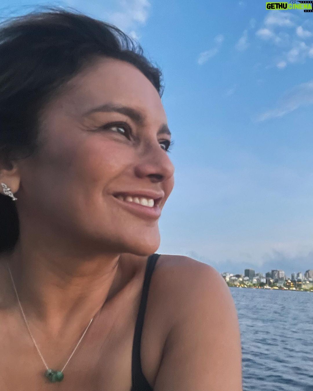 Dira Paes Instagram - Registros de um fim de semana cheio de amor, afeto, risadas e turistando em nossa cidade. Com direito a um final de tarde com um céu incrível, um portal de beleza fazendo uma homenagem a nossa vizinha Minas Gerais 😅 🫶🏾 🖤 Lagoa Rodrigo de Freitas