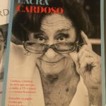 Dira Paes Instagram - Fico tão feliz em poder celebrar a vida e obra dessa mulher gigante. Laura Cardoso foi minha primeira mãe na ficção. Quando a vi pela primeira vez no teatro, eu me arrepiei dos pés ao cucuruto da cabeça. Eu nunca tinha sentido isso, foi uma catarse. Hoje ela é minha musa, amiga que eu aperto, eu cheiro e damos muita gargalhada juntas. O @globoplay acabou de lançar “Tributo - Laura Cardoso” no catálogo e tive a honra de visitá-la para um papo cheio de histórias que estão no projeto. Viva, @atrizlauracardoso e toda sua arte. Tem link nos stories pra quem quiser assistir.
