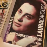 Dira Paes Instagram - Fico tão feliz em poder celebrar a vida e obra dessa mulher gigante. Laura Cardoso foi minha primeira mãe na ficção. Quando a vi pela primeira vez no teatro, eu me arrepiei dos pés ao cucuruto da cabeça. Eu nunca tinha sentido isso, foi uma catarse. Hoje ela é minha musa, amiga que eu aperto, eu cheiro e damos muita gargalhada juntas. O @globoplay acabou de lançar “Tributo - Laura Cardoso” no catálogo e tive a honra de visitá-la para um papo cheio de histórias que estão no projeto. Viva, @atrizlauracardoso e toda sua arte. Tem link nos stories pra quem quiser assistir.