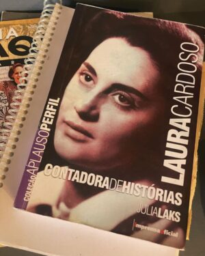 Dira Paes Instagram - Fico tão feliz em poder celebrar a vida e obra dessa mulher gigante. Laura Cardoso foi minha primeira mãe na ficção. Quando a vi pela primeira vez no teatro, eu me arrepiei dos pés ao cucuruto da cabeça. Eu nunca tinha sentido isso, foi uma catarse. Hoje ela é minha musa, amiga que eu aperto, eu cheiro e damos muita gargalhada juntas. O @globoplay acabou de lançar “Tributo - Laura Cardoso” no catálogo e tive a honra de visitá-la para um papo cheio de histórias que estão no projeto. Viva, @atrizlauracardoso e toda sua arte. Tem link nos stories pra quem quiser assistir.