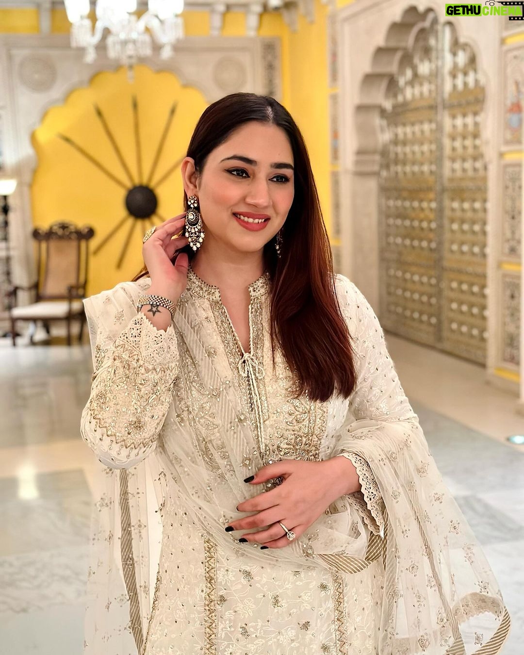 Disha Parmar Instagram - Chaand aa gaya 🌙 . . Outfit by @ri_ritukumar Jewellery @shillpapuriidesignerjewellery Styled @shrushti_216