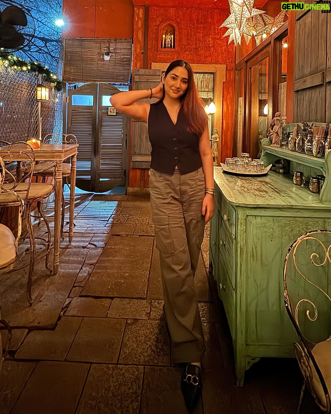 Disha Parmar Instagram - Standing Out.. quite literally! 💋