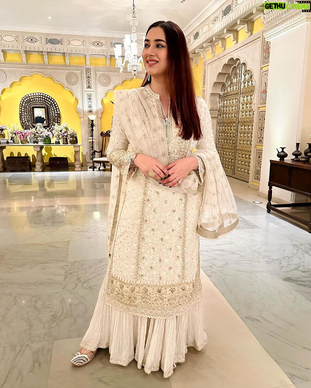 Disha Parmar Instagram - Chaand aa gaya 🌙 . . Outfit by @ri_ritukumar Jewellery @shillpapuriidesignerjewellery Styled @shrushti_216