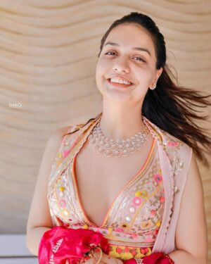 Divya Agarwal Instagram - Adorned with love and blessings 🌻❤️🧿

Outfit @gopivaiddesigns 
Accessories @orrajewellery 
�Makeup and Hair : @dishisanghvii @hair_by_neetagohel @sarahsayedd16 
Wedding planner: @audiciousentertainment 
Wedding photography: @studiophotopalace